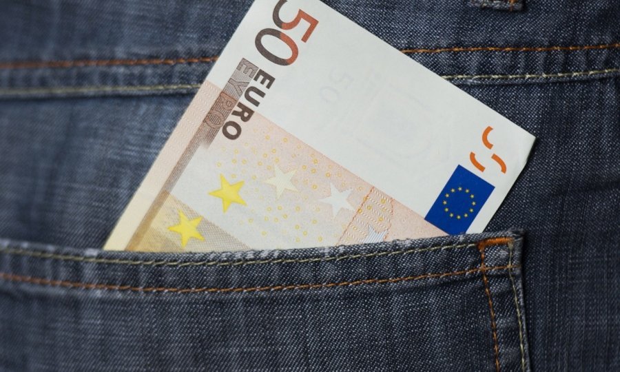 Sve više gotovine izvlači se iz madraca i stavlja na račune. Kada banke pale lampicu?