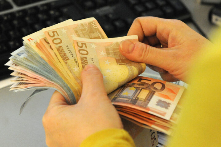 Jutros su na snagu stupili novi zakoni, pogledajte što se sve mijenja. Dio građana odmah ima pravo na vaučer od 100 eura