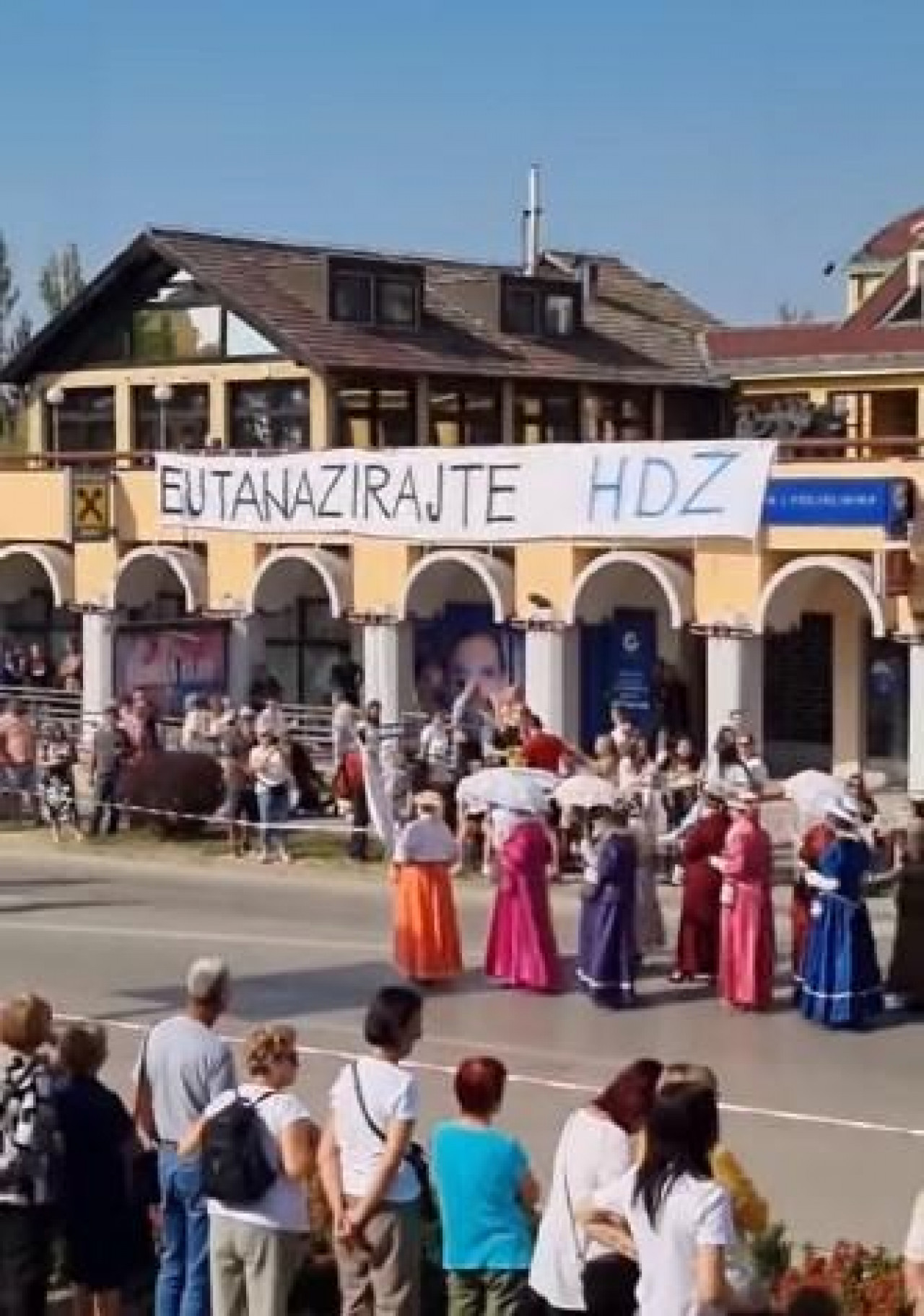 ‘Eutanizirajte HDZ!‘: Na Vinkovačkim jesenima osvanuo veliki transparent, policija ga vrlo brzo uklonila