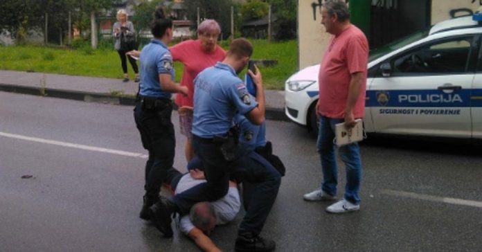 Na Facebook grupi ‘Trnje – na posljednjoj liniji obrane’ objavljena je fotografija, a potom i video snimka uhićenja Tihomira Blagusa