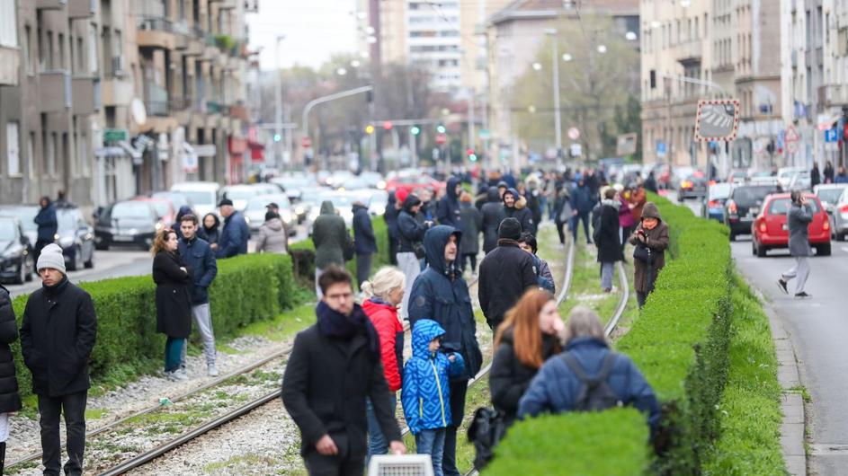 MUP upozorava: Ako ste vani nakon potresa, držite razmak!