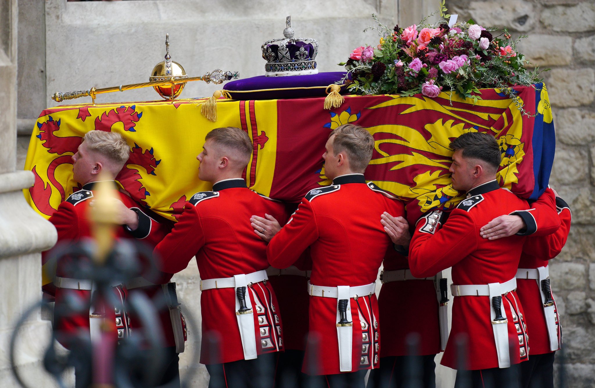 BRITANCI DOSTOJANSTVENO ISPRATILI SVOJU KRALJICU: Održan državni ispraćaj kraljice Elizabete II., bit će sahranjena u krugu obitelji