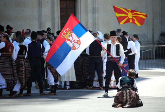 (VIDEO) NEKI SU MORALI PROTRLJATI OČI: Na Trgu bana Jelačića Užičko kolo, vijori srpska zastava
