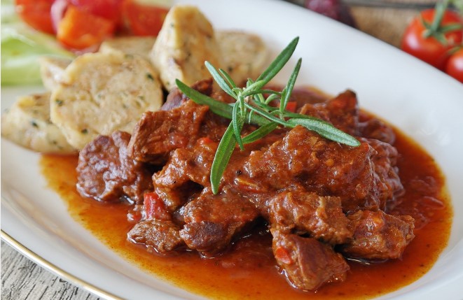 GASTRONOMIJA KRALJEVSKOG GRADA KNINA! Tri recepta koja morate probati: Grofovski gulaš oborit će vas s nogu