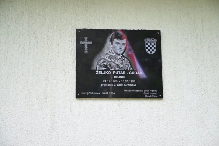SJEĆANJE NA JUNAKA DOMOVINSKOG RATA U Gornjem Viduševcu otkrivena spomen ploča u čast branitelja Željka Putar Grdaka