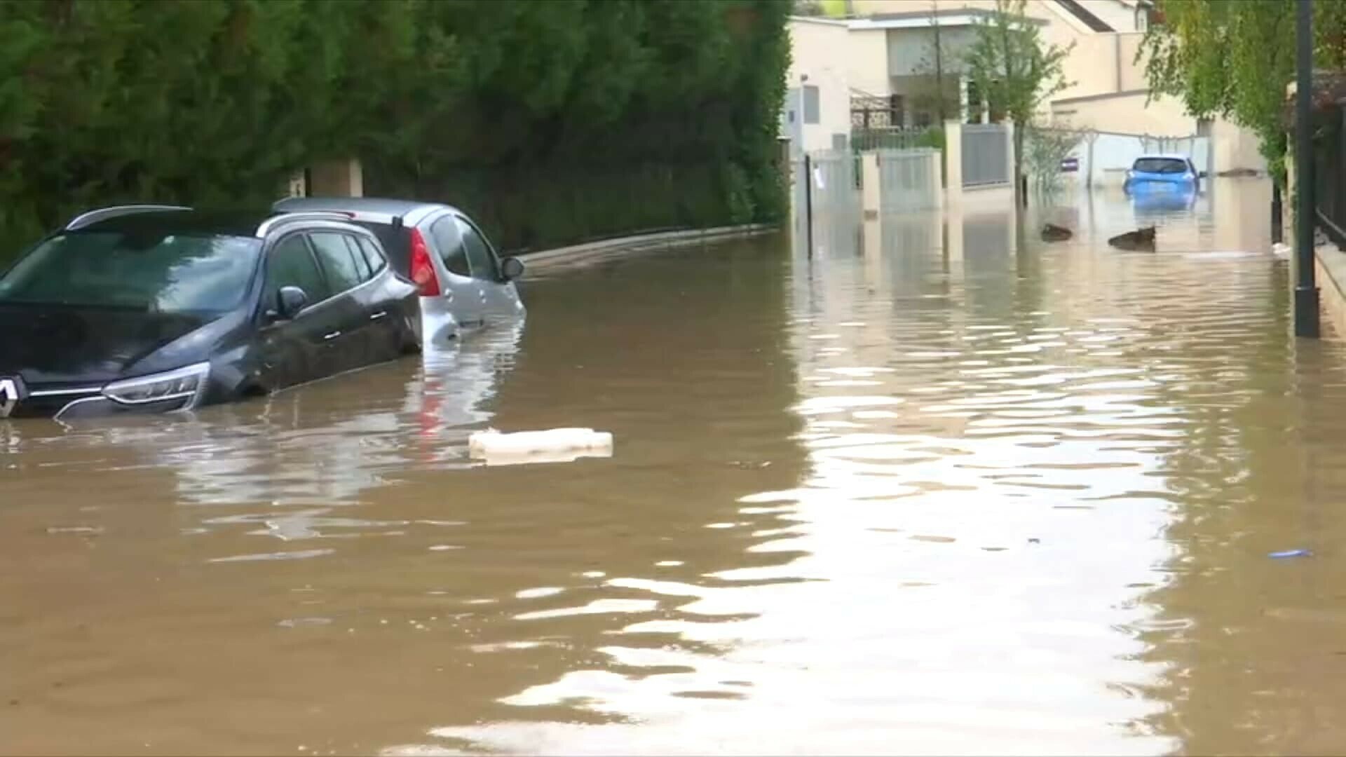 Oluja Kirk poharala zapadnu Europu: Poplave, oborena stabla i poginuli u Francuskoj