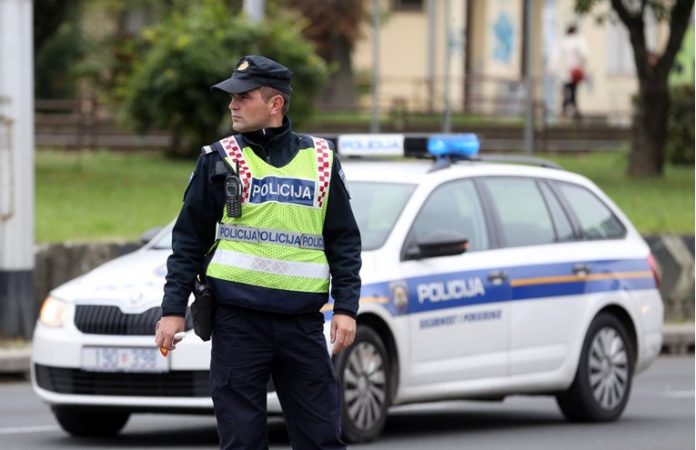 KAOS U ROMSKOM NASELJU: POKUŠAO PREGAZITI POLICAJCE, PA OZLIJEDIO DJEČAKA