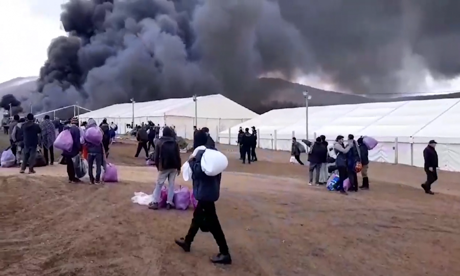 Drama u Bihaću: Do temelja spaljen migrantski kamp, stotine migranata krenule prema gradu