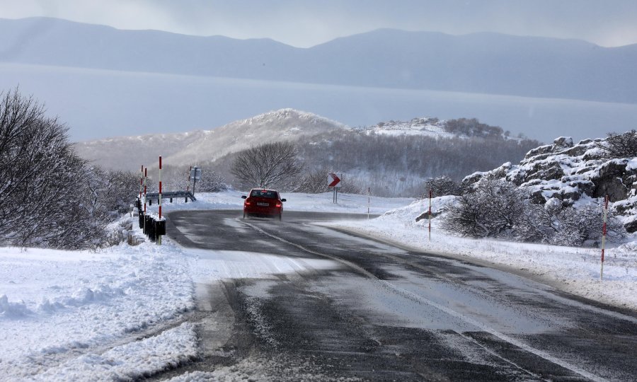 Bura, snijeg i led otežavaju promet: Kamioni ne mogu prema Dalmaciji, pogledajte gdje su još problemi