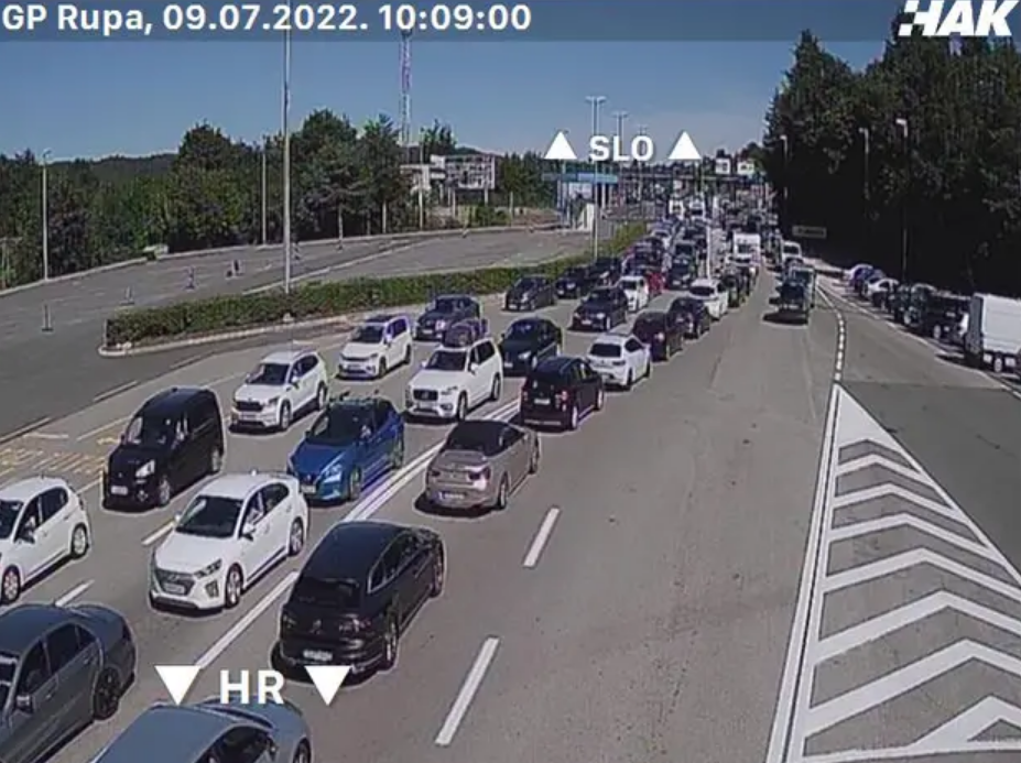 Špica sezone, gužve i kolone na svim cestama prema moru, a na A1 zbog jakog vjetra samo auti