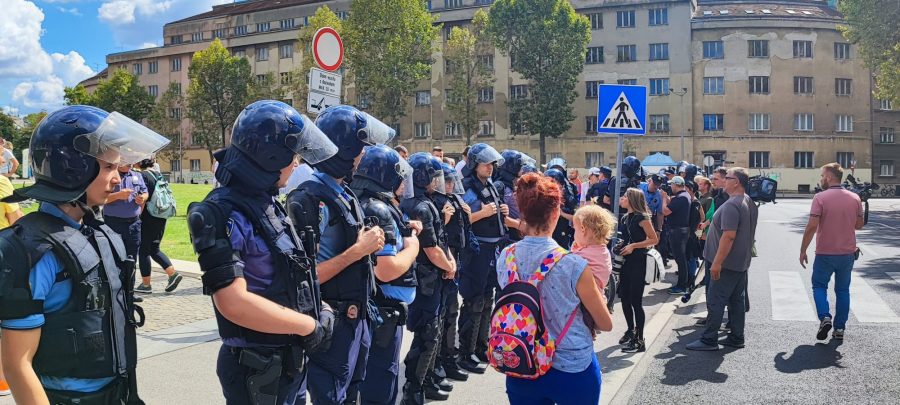 Prosvjednik ispred HDZ-a priveden jer je imao molotovljeve koktele i improviziranu bombu