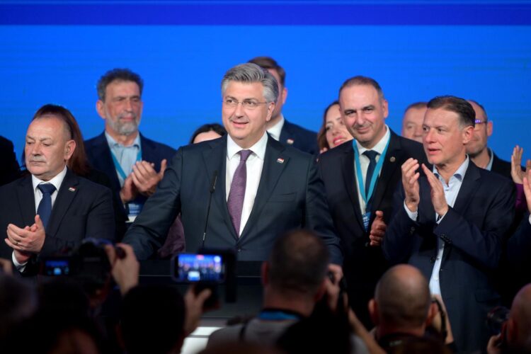 INAUGURACIJA SPOTICANJA 'Zoki i Plenki mogu biti uvrijeđeni, ali predsjednik Vlade i države - ne. HDZ se ponaša djetinjasto'