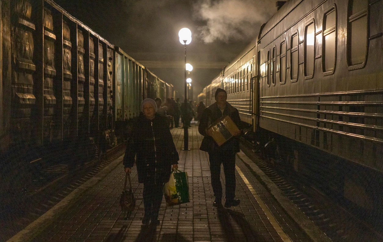 Posljednji vlakovi iz Hersona: 'Oslobođeni' grad evakuiran dok ruska artiljerija gađa