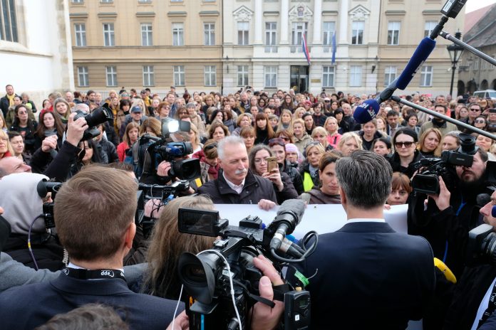 (VIDEO) Plenković izašao pred prosvjednike, dočekala ga šutnja “Ne mislimo s njima razgovarati preko medija i pred medijima”
