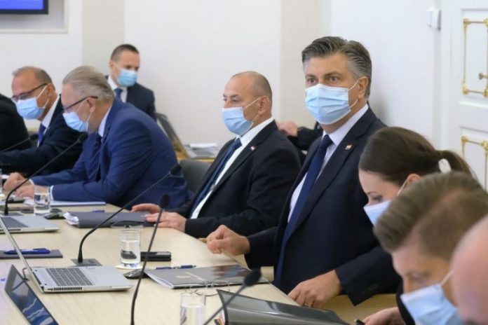 STIŽU KAZNE: 10.000 KUNA AKO ORGANIZIRATE PRIVATNO OKUPLJANJE KOD SEBE KUĆI!