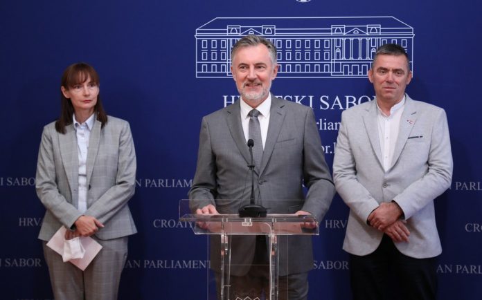 (VIDEO) Domovinski pokret podržao Narod odlučuje oko ponovnog brojanja potpisa zbog USKOK-a u Ministarstvu uprave