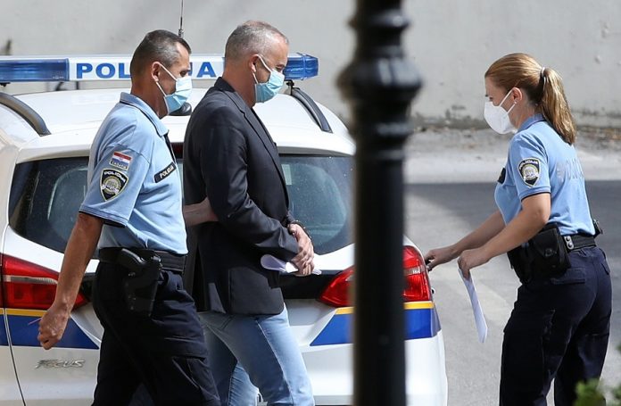 NADZORNE KAMERE POKOPALE PUKLINOVU OBRANU: SNIMILE GA KAKO NOSI NOVAC U PODRUM!