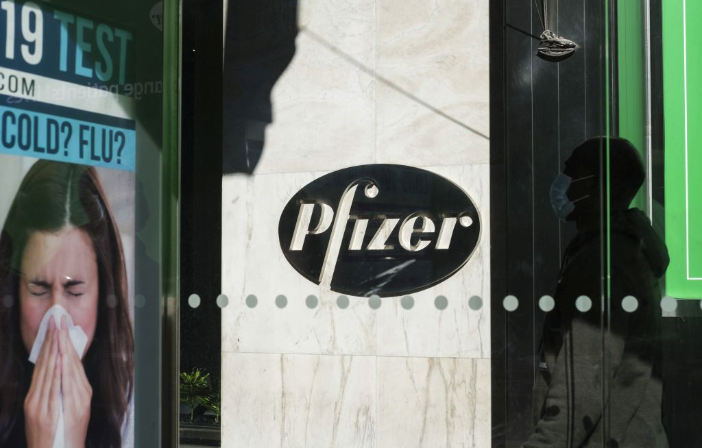 Izvršni direktor Pfizera: ‘Moguće je da će se ljudi trebati cijepiti protiv korone svake godine’