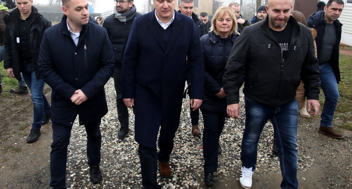 MILANOVIĆ U PETRINJI: “OBNOVA VAŠIH DOMOVA NIJE MOJA NADLEŽNOST, ima tko je zadužen za to”