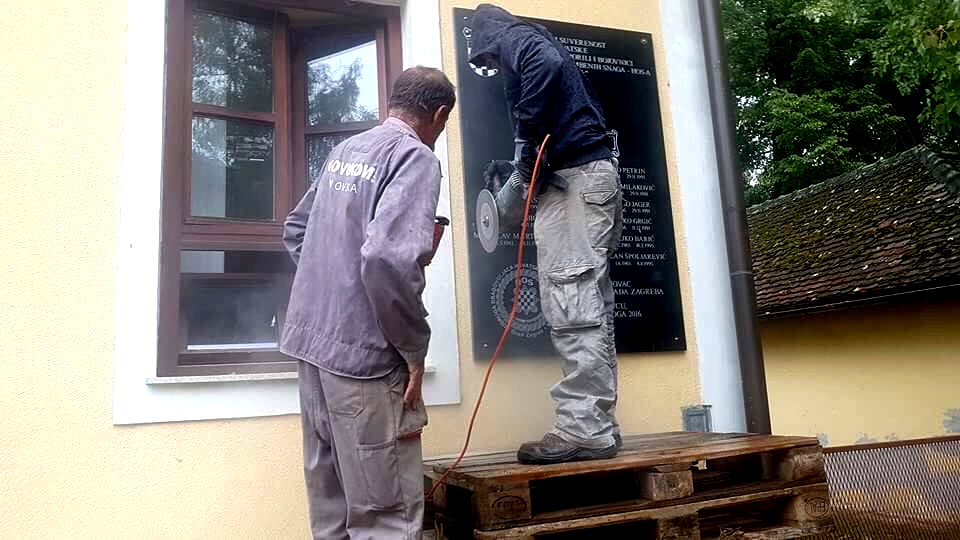 PORAZ ZDRAVOG RAZUMA:  07. rujna 2017.g. - Uklonjena ploča poginulim HOS-ovcima!