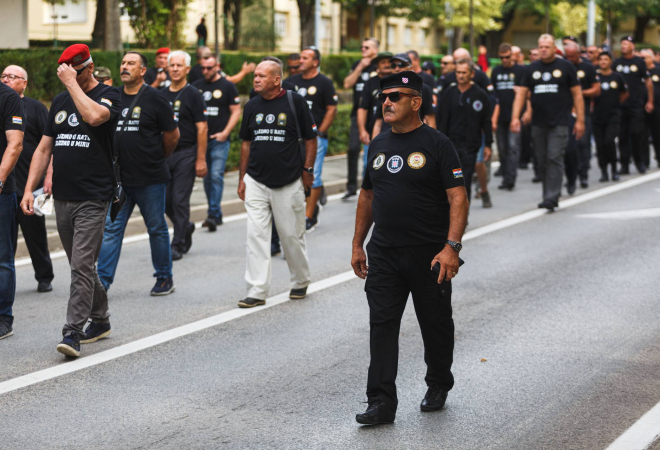 MAJICAMA PROTIV HOS OZNAKA! Ministarstvo hrvatskih branitelja izradilo  majice koje će branitelji nositi na ‘Oluji’