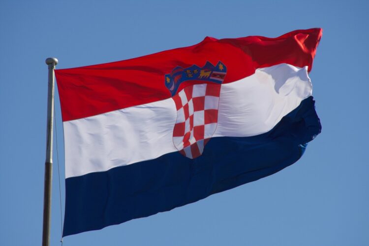 Uhićen 18-godišnjak jer je zapalio hrvatsku zastavu i to dijelio društvenim mrežama