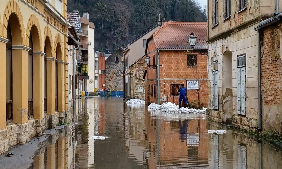 [FOTO/VIDEO] Izvanredno stanje zbog poplava: Napeto u Dvoru i Kostajnici, sprema se obrana Karlovca