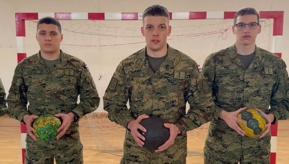 VIDEO Hrvatska vojska uz Hrvatsku rukometnu reprezentaciju: Kadeti, piloti, specijalci i legendarne postrojbe Hrvatske vojske poslali poruku podrške uoči finala