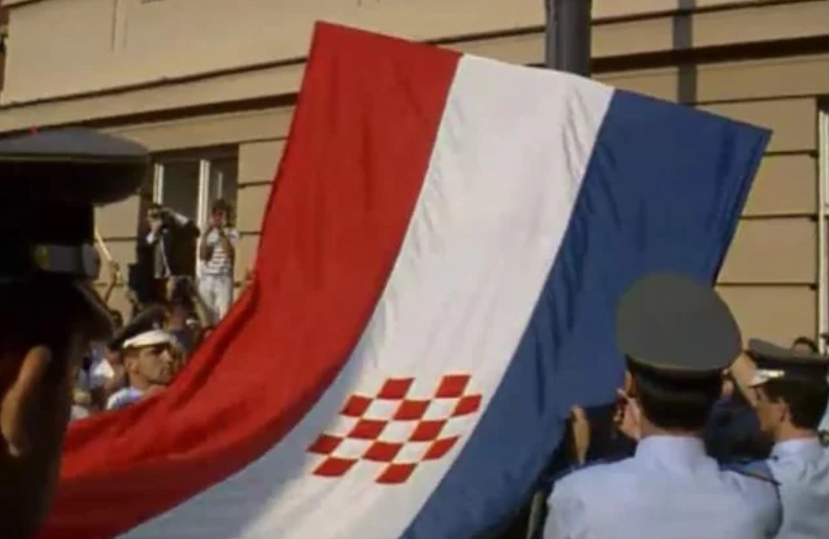 DANA 25. SRPNJA 1990. GODINE, NA NAŠU TROBOJNICU JE I SLUŽBENO VRAĆEN POVIJESNI HRVATSKI GRB