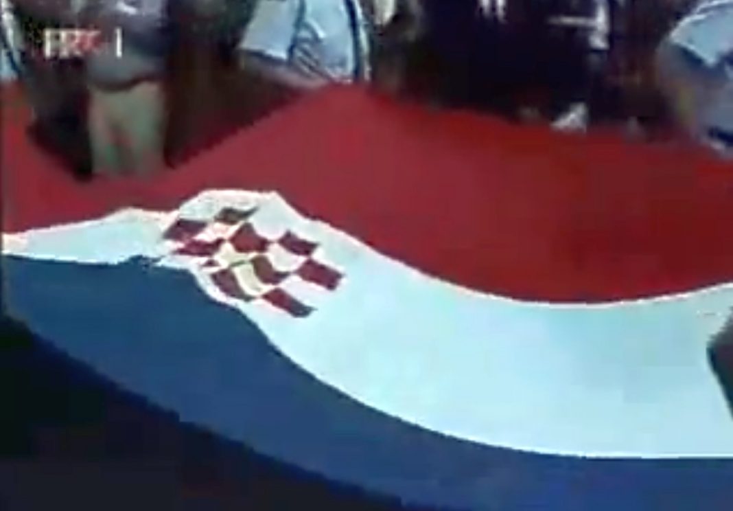 21. prosinca 1990; Zagreb – zamijenjena službena zastava RH koja je imala početno bijelo polje na grbu