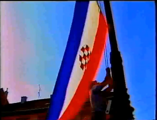 (VIDEO) POGLEDAJTE SPUŠTANJE ZASTAVE SR.HRVATSKE I SVEČANO PODIZANJE POVIJESNE HRVATSKE ZASTAVE 1990. GODINE…