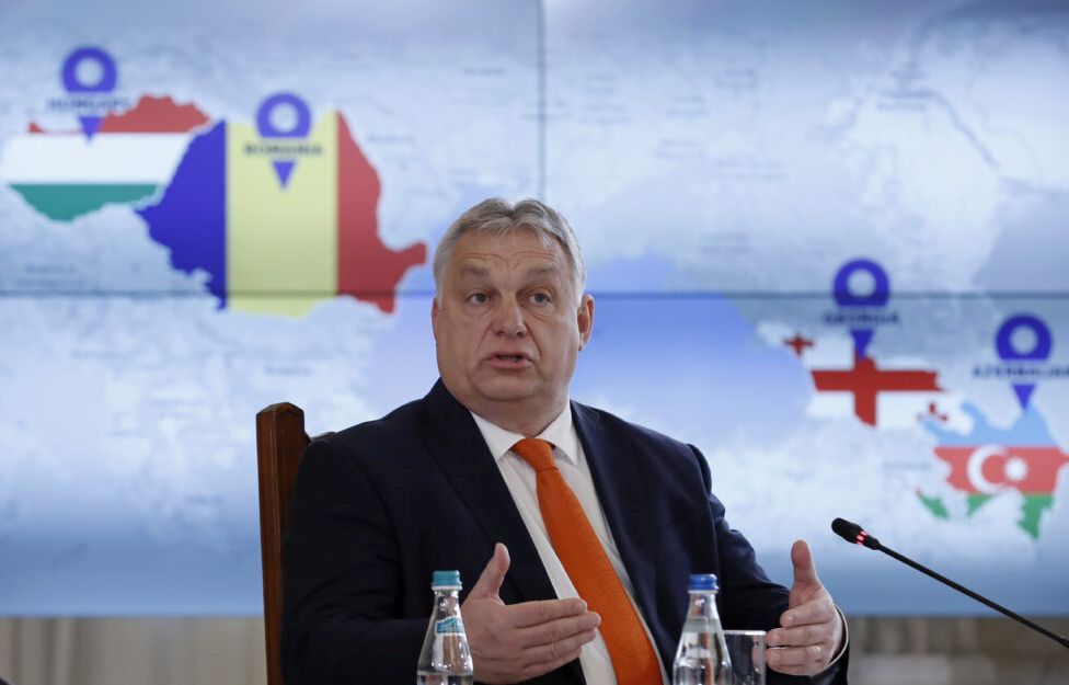 Evo njega opet s kartom Velike Mađarske. Orban: “Radi se o 1.100 godina staroj zemlji”