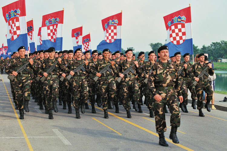 30. OBLJETNICA USTROJAVANJA HV-A  Preleti MIG-ova, počasni plotuni, svečano postrojavanje...