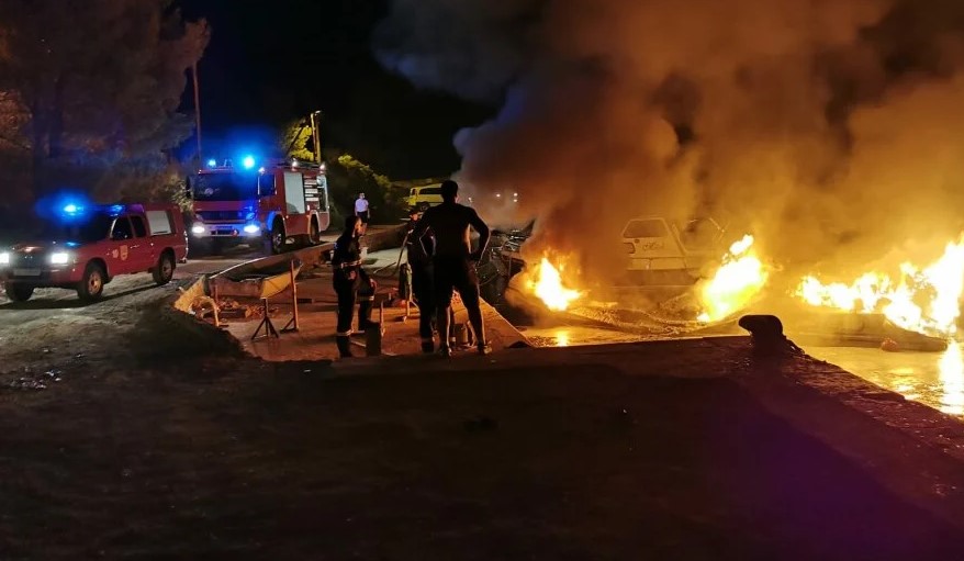 Sedam vatrogasaca s tri vozila gasilo požar gumenjaka; vlasnik s opeklinama završio u bolnici