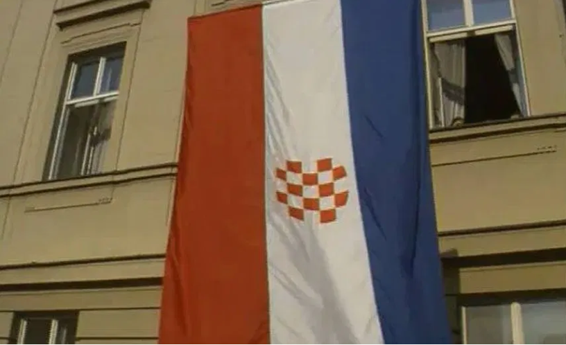 25. srpnja 1990. Sabor ukinuo socijalistička obilježja – grb umjesto petokrake