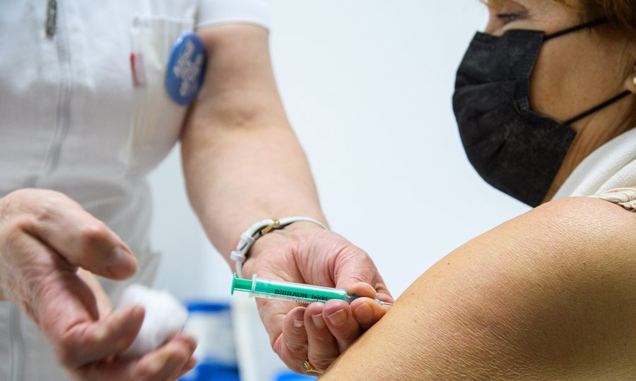 Nakon bune u javnosti oglasio se HZJZ: Poslali su nove detaljne mjere za provedbu cijepljenja, a objasnili su i kad se može preko reda