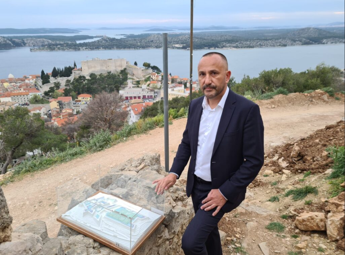 Zekanović: Razbacivanje proračunskog novca za čudnovate šatore