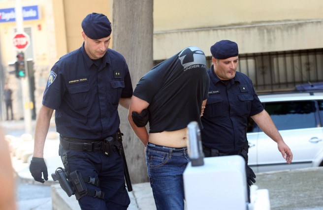 MUŠKARAC PODIVLJAO U BANCI ZBOG MASKE! Nije se dobro proveo: Napao zaštitara! Reagirala policija!