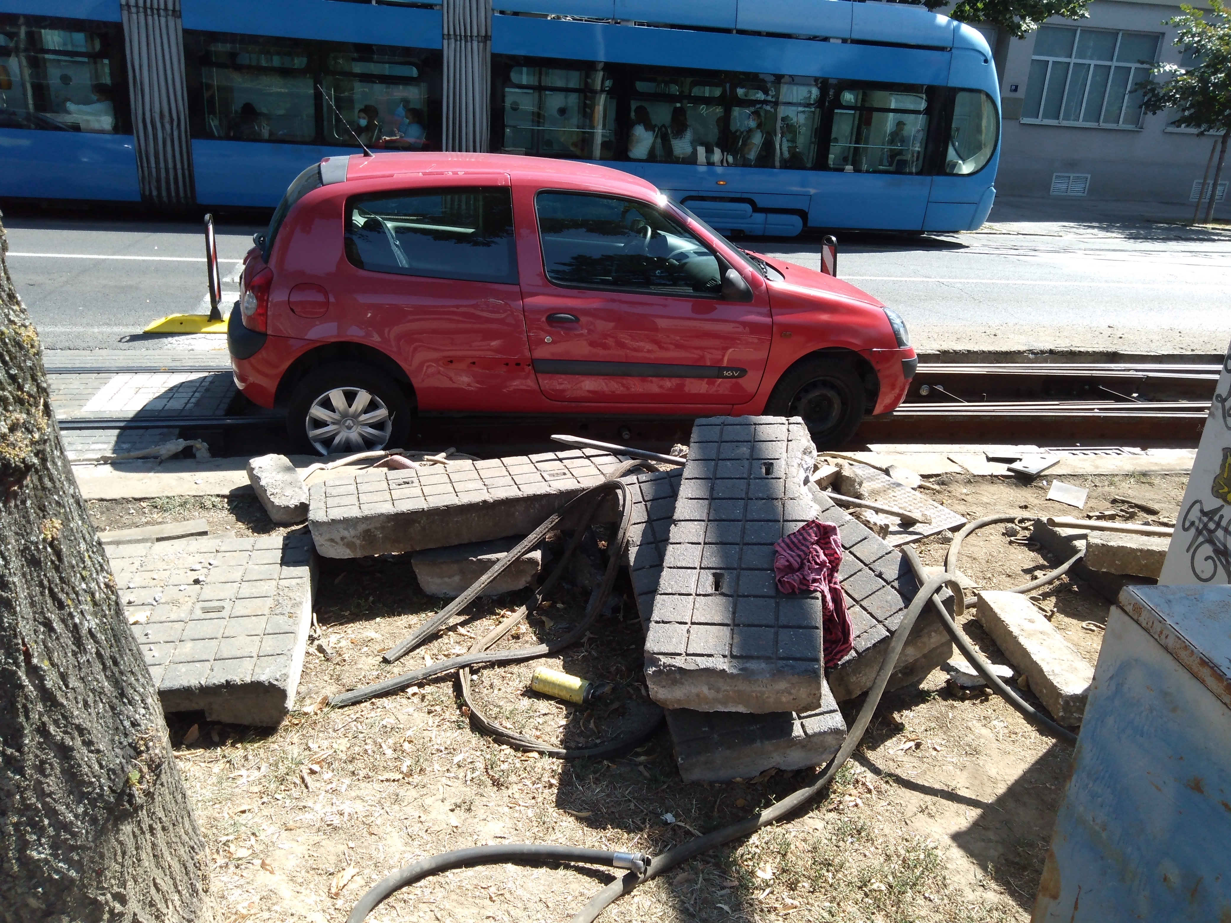 ZAGREB Auto upao u pukotinu na cesti, zastoj tramvaja