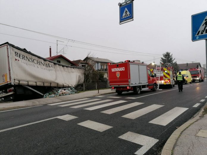 FOTO Teška nesreća u Murskom Središću: Neslužbeno, poginuo vozač kamiona koji se zaletio u obiteljsku kuću!