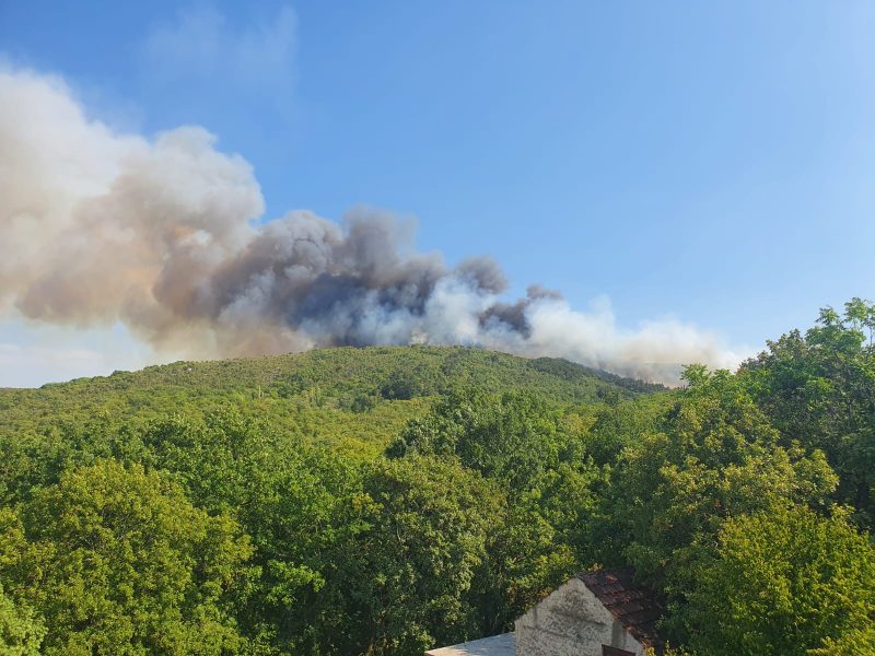 Veliki požar kod Imotskog: Gori u blizini kuća, na terenu tri kanadera