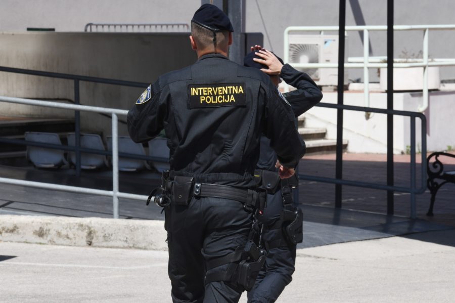 Interventni policajac prozvan da je pucao iznad glava migranata
