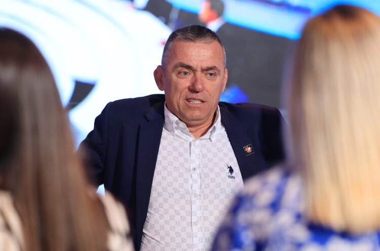 Ćipe odgovorio na optužbe stranačkih kolega. Kaže da se zna prekrižiti, objavio i video