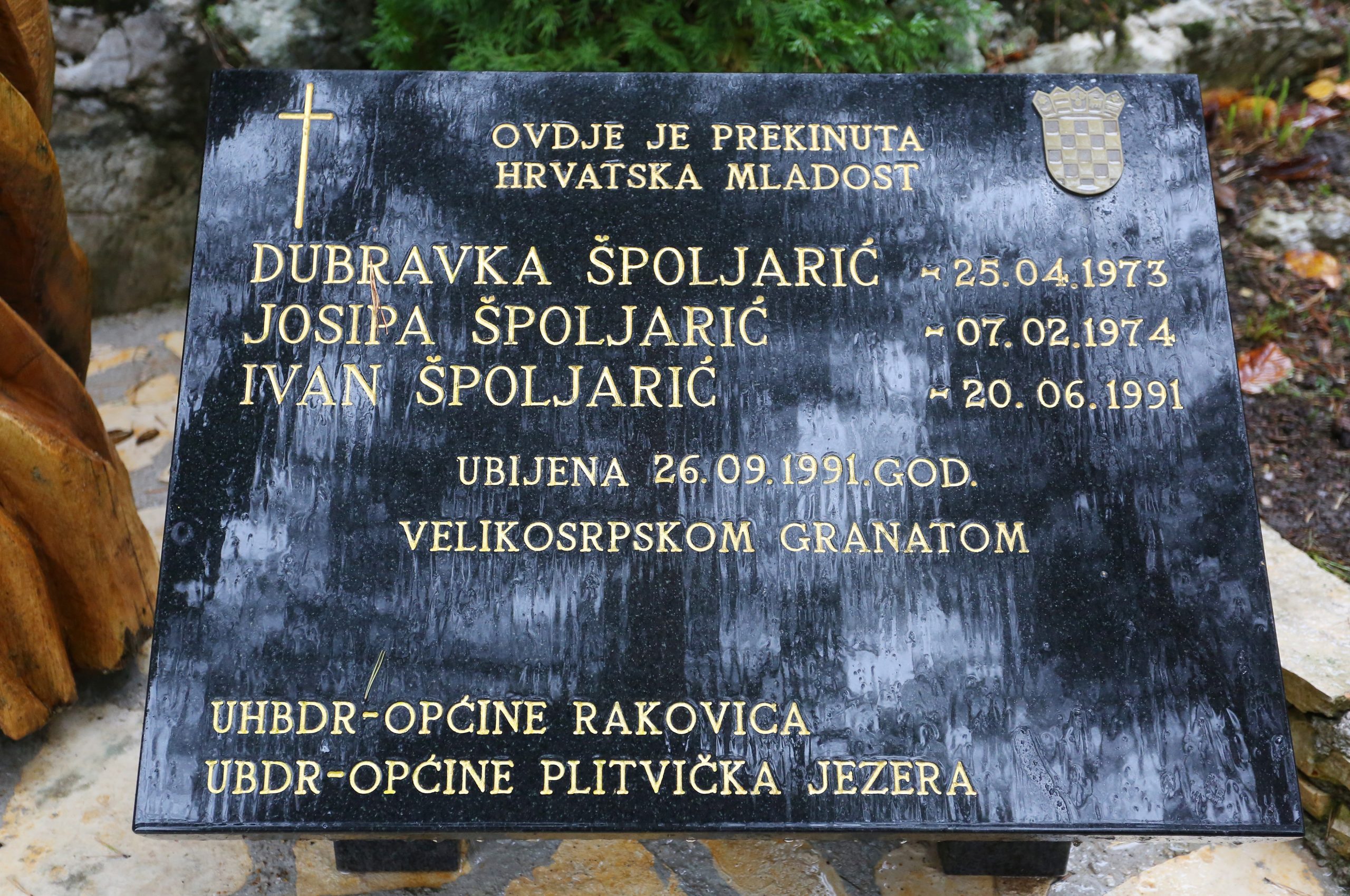 RATNI ZLOČINI BEZ PRAVOMOĆNOG EPILOGA – 7. nastavak - Raketiranje prognaničkog kampa Grabovac: ubijeni tromjesečni Ivan Špoljarić i njegove rođakinje, zapovjednik JNA optužen bez presude