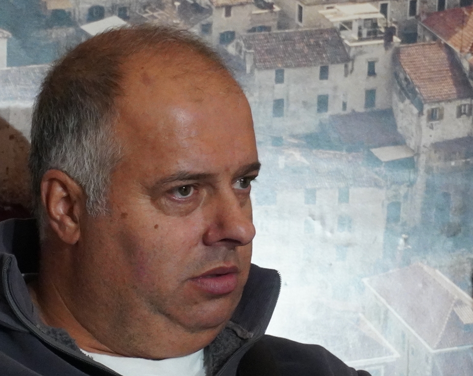 Satnija Specijalne policije „Jastrebovi” iz Šibenika zahtijevaju od generala Ademija javnu ispriku i neodložni ispravak svih netočnosti i laži koje je o toj postrojbi napisao u svojoj knjizi „Samo istina"