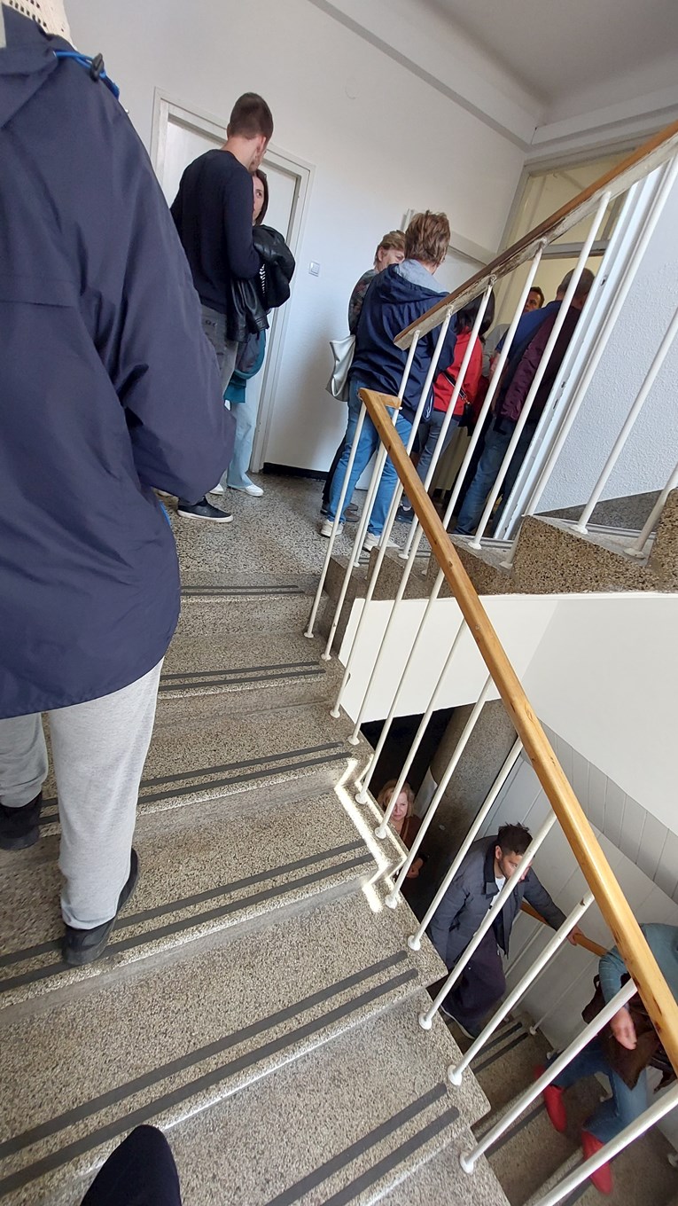 Ljudi masovno ne mogu glasati iako imaju dokumente. "Opća ludnica je u općini"