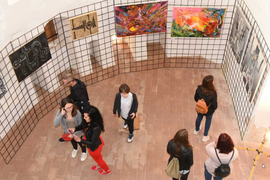 FOTO Crne Mambe organizirale izložbu u Velikom Taboru, izložena i djela poginulih branitelja