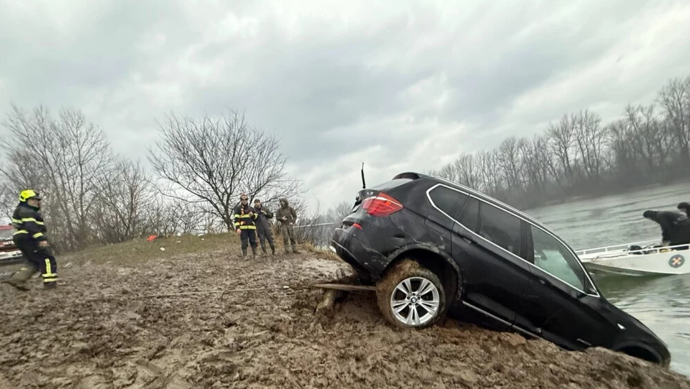 Tragedija u Savi kod Uštice: Pronađeni automobil i tijelo žene, vatrogasci izvukli vozilo u teškim uvjetima