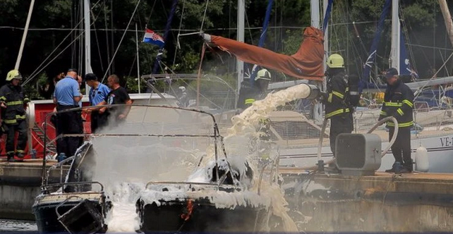 Gori jahta kod Biograda