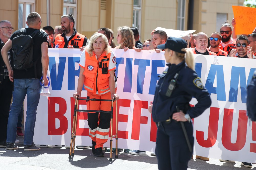 Djelatnici Hitne prosvjedovali na Markovu trgu: 'I nama treba lijek - skraćeni radni vijek'
